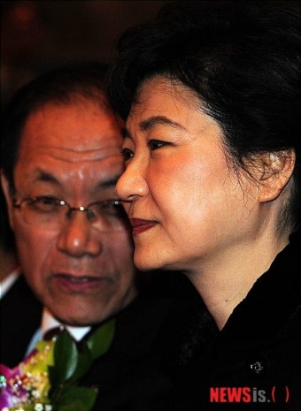 황우여 원내대표와 이야기 나누는 박근혜 비대위원장
