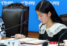 자료 살피는 최 영 학생