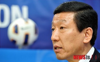 인터뷰 갖는 최강희 축구 대표팀 감독