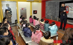 소화기 설명 듣는 어린이집 원생들