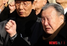 울먹이며 합창하는 고 박종철 열사 부친 박정기씨