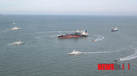 인천 자월도 해상 하늘에서 본 두 동강 난 두리3호 유류운반선