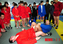 격투기 황제의 기술 시범