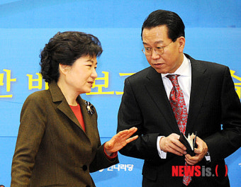 권영세 사무총장과 이야기 나누는 박근혜 비대위원장