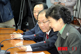 황우여 원내대표와 이야기 나누는 박근혜 비대위원장