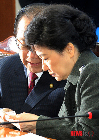 황우여 원내대표가 건낸 메모보는 박근혜 비대위원장