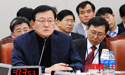 질의답변하는 홍석우 지식경제부 장관