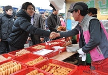 김문수 도지사 모란시장 방문 상인 격려