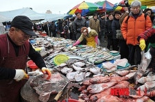 붐비는 성남 모란시장 어물전