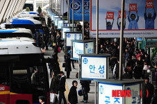 귀성 버스 가득찬 고속터미널