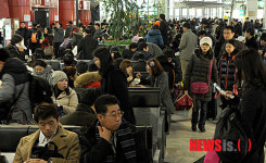 귀성객들로 가득찬 고속버스터미널