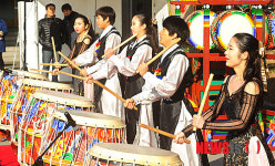 타랑전통예술단의 흥겨운 공연