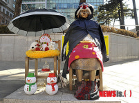 평화비 소녀상 추울까봐 머리부터 발끝까지 