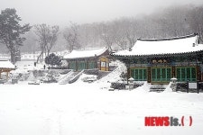 눈이 쌓여 고즈넉한 관음사