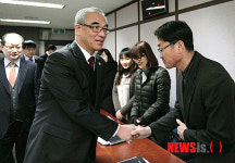 국립국어원 직원들과 인사 나누는 최광식 장관