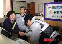 일원동 치안센터 방문한 신연희 강남구청장