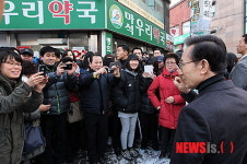 포즈 취한 이명박 대통령