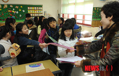 방학 과제물 제출하는 어린이들