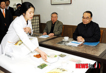 식자재 설명 듣는 박재완 장관