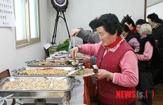 식사하는 진천 상대음 주민