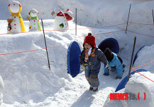 즐겁게 뛰노는 어린이들