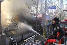 구로구 천왕동 주택 화재, 진화작업중인 대원들