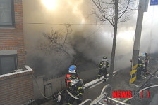 구로구 천왕동 주택 화재, 진화작업중인 대원들