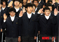 진지한 눈빛으로!