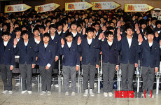 학교폭력 근절 선서하는 배명중학교 학생들
