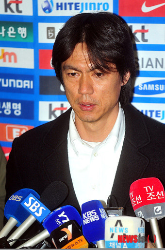 인터뷰 하는 홍명보 올림픽축구대표감독