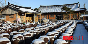 된장마을 눈 쌓인 장독대