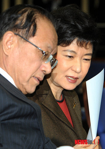 황우여 원내대표와 이야기 나누는 박근혜 비대위원장