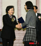 모범학생 격려하는 신연희 강남구청장