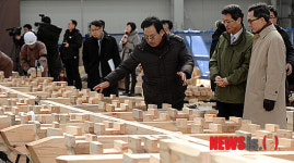 현장 둘러보는 신응수 대목장과 김찬 문화재청장