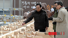 현장 둘러보는 신응수 대목장