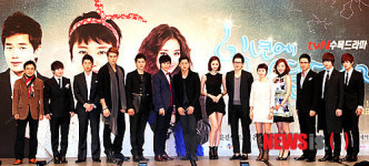 무대 꽉 채운 일년에 열두 남자 배우들