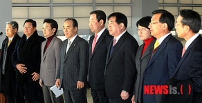 남북출입사무소에서 기자회견 하는 국회대표단
