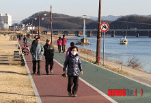 대구 동촌유원지 강변을 걷고 있는 시민들