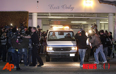 호텔 뒤문으로 빠져나오는 휴스턴의 시신 차량