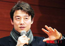 팬미팅하는 부러진 화살의 자문 송호창 변호사