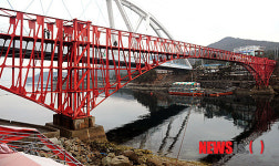 붉은 빛깔의 저도연육교