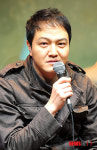 기자들의 질문에 답변하는 배우 정웅인