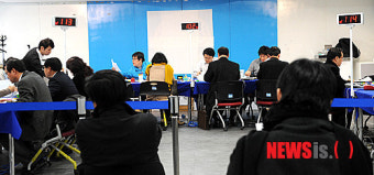 북적이는 새누리당 공천신청 접수장