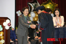 졸업 축하하는 신연희 강남구청장