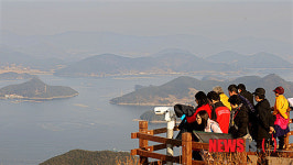 미륵산 정상 찾은 관광객들