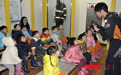 소방관 아저씨 설명 잘 들으렴