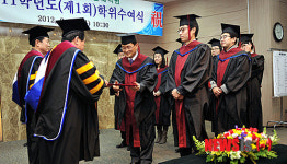 학위증 받는 졸업생