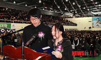 입학선서 하는 신입생 대표들