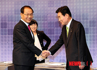 악수하는 황우여-김진표