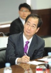 자동차 생산업체로부터 보고 받는 한덕수 무협회장